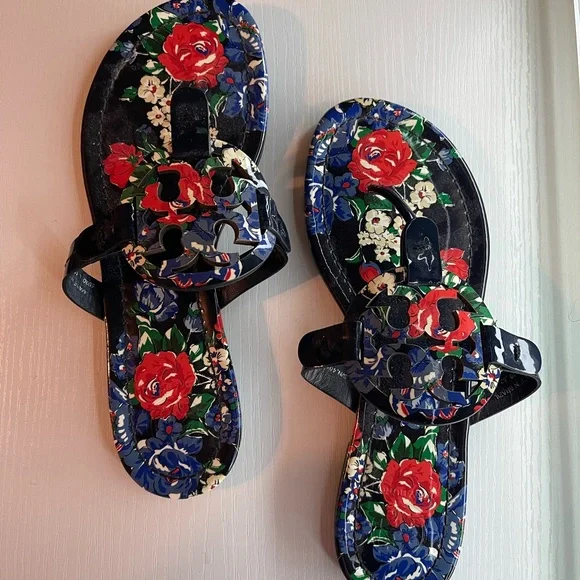 TORY BURCH MILLER MEDALLION PATENT LEATHER NAVY AND RED FLORAL SANDALS SIZE 5 - Picture 3 of 3